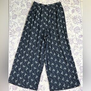 Vintage Women’s Black and White Floral Whimsigoth Wide-Leg Pants Size 14